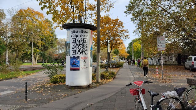 Die Plakatkampagne von „koelnistkool“ besteht zum Start aus einem QR-Code.