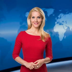 Moderatorin Judith Rakers steht im Nachrichtenstudio der Tagesschau der ARD und blickt in die Kamera. Sie trägt ein rotes Oberteil.