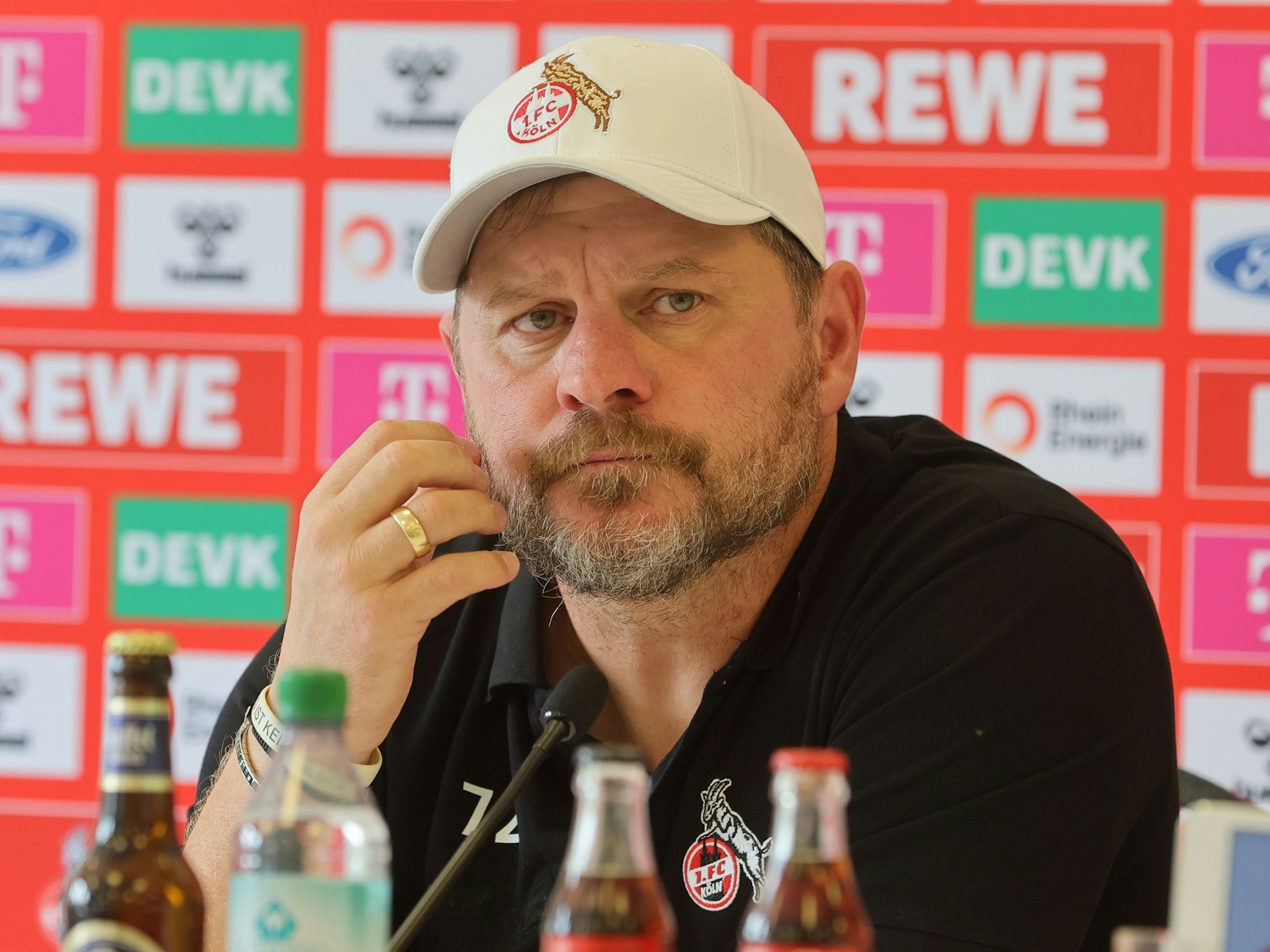 Steffen Baumgart auf einer Pressekonferenz im Oktober 2023.