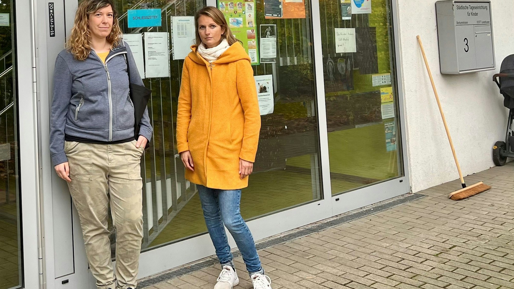 Carina Jänicke und Nadine Schultens vom Elternbeirat vor der Tür der Kita Borkumstraße