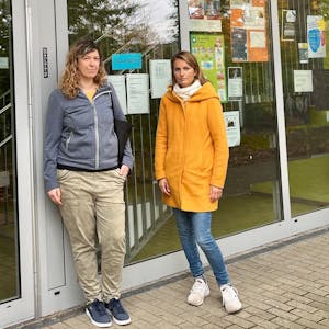 Carina Jänicke und Nadine Schultens vom Elternbeirat vor der Tür der Kita Borkumstraße