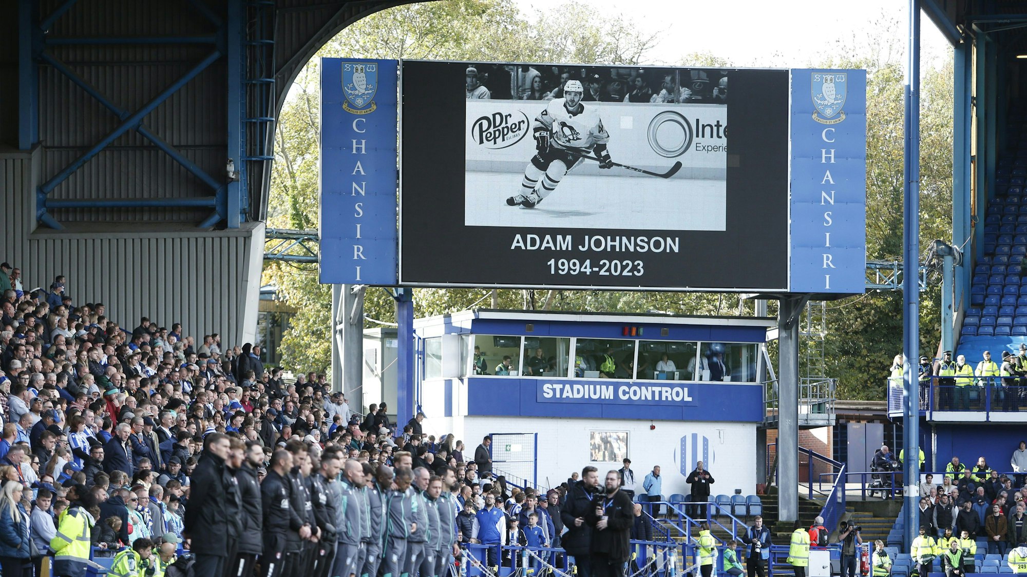 Eine Schweigeminute zum Gedenken an den verstorbenen Eishockey-Profi Adam Johnson von den Nottingham Panthers beim Fußballspiel zwischen Sheffield Wednesday und Rotherham United, in Hillsborough.