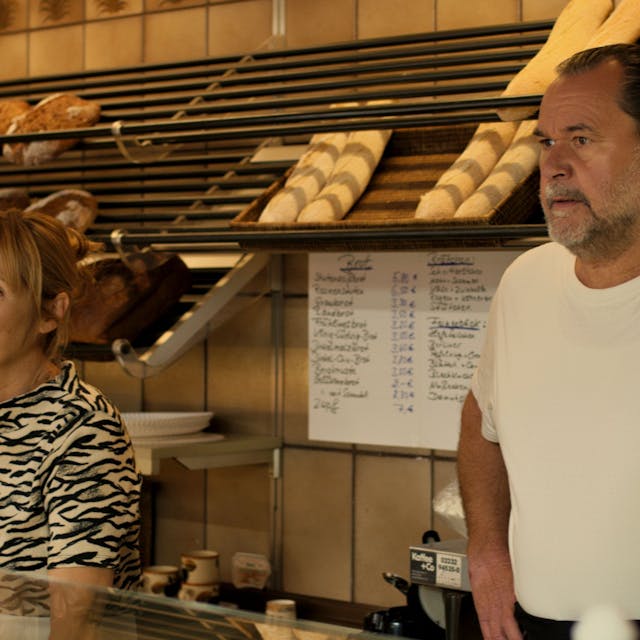 Der Film „Eher fliegen hier Ufos“: Auf dem Foto sieht man Schauspielerin Petra Nadolny und Markus John hinter dem Verkaufstresen der Bäckerei.