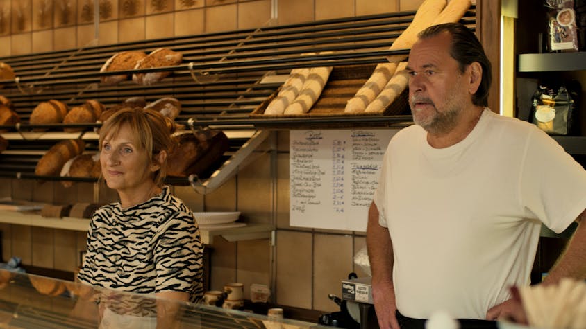 Der Film „Eher fliegen hier Ufos“: Auf dem Foto sieht man Schauspielerin Petra Nadolny und Markus John hinter dem Verkaufstresen der Bäckerei.