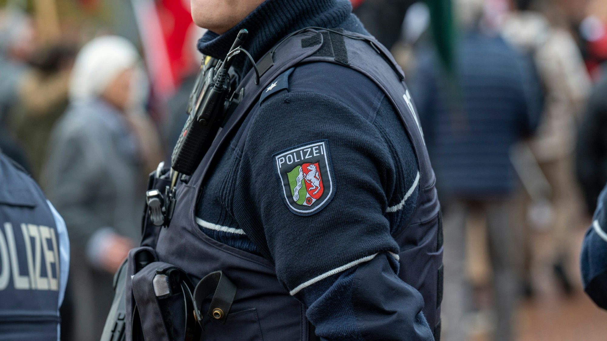 Ein Polizist im Einsatz (Symbolbild)