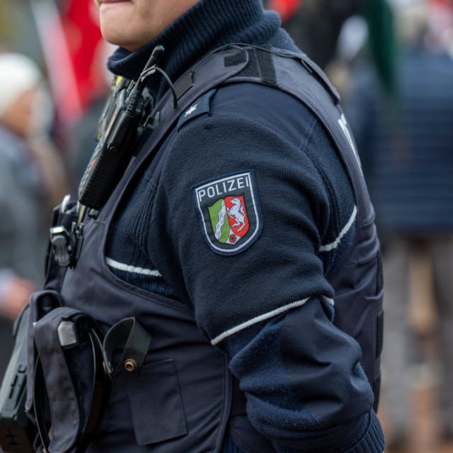 Ein Polizist im Einsatz (Symbolbild)