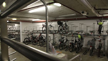 Blick in eine Fahrrad-Tiefgarage mit Abstellplätzen auf zwei Ebenen