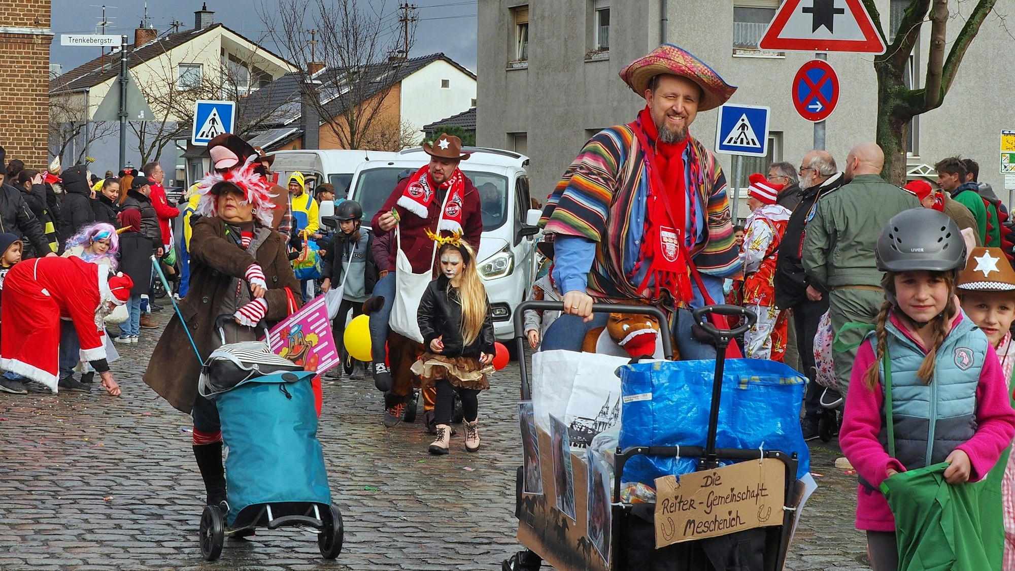 Jecke beim Veedelszug Köln-Meschenich am Karnevalssonntag
