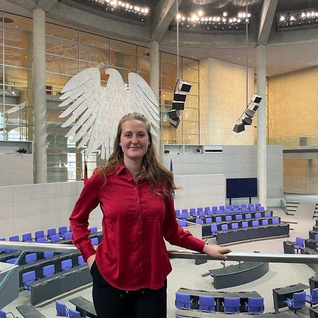Madita Ehrhardt im Plenarsaal des Deutschen Bundestags.