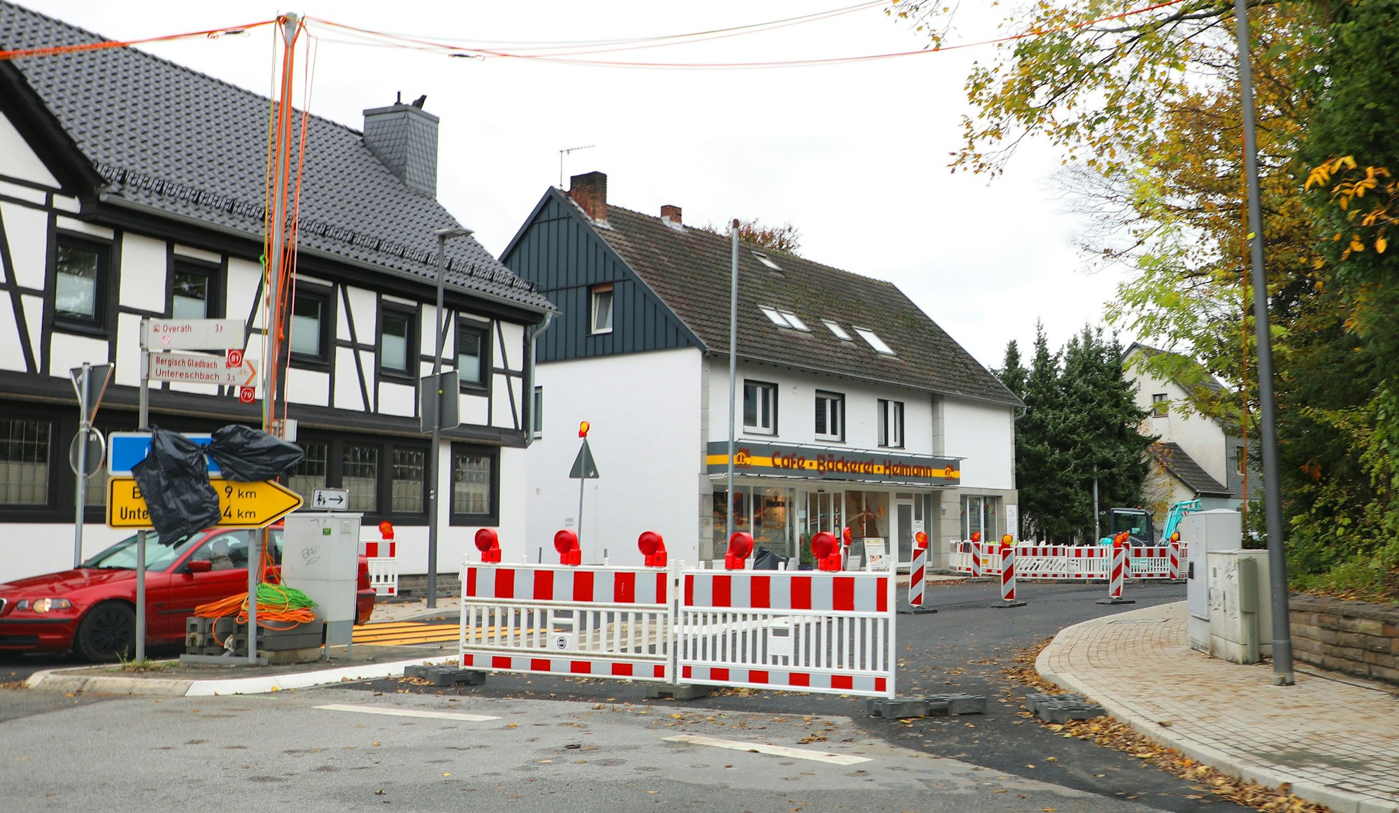 Eine Fahrspur der Ortsdurchfahrt in Overath-Heiligenhaus ist gesperrt.
