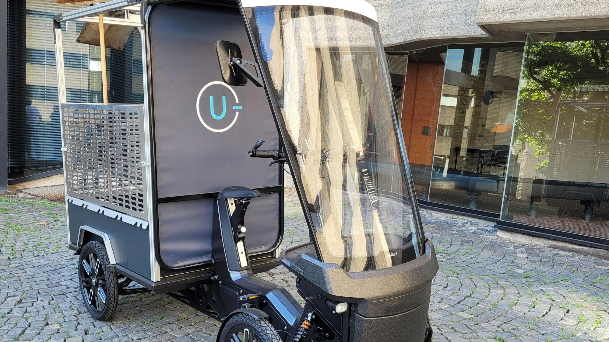 Das Foto zeigt ein Elektro-Lastenrad der Stadt Bergisch Gladbach.
