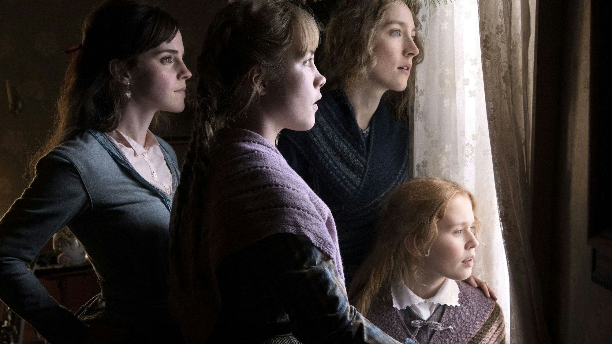 Emma Watson (l-r) als Meg March, Florence Pugh als Amy March, Saoirse Ronan als Jo March und Eliza Scanlen als Beth March in einer Szene des Films „Little Women“.