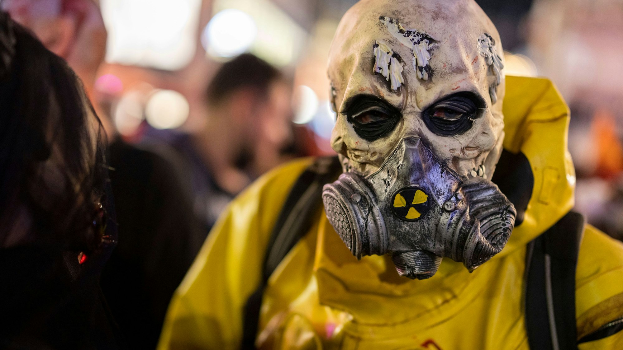 Ein Mann mit Totenschädel und Gasmaske verkleidet zu Halloween in NRW