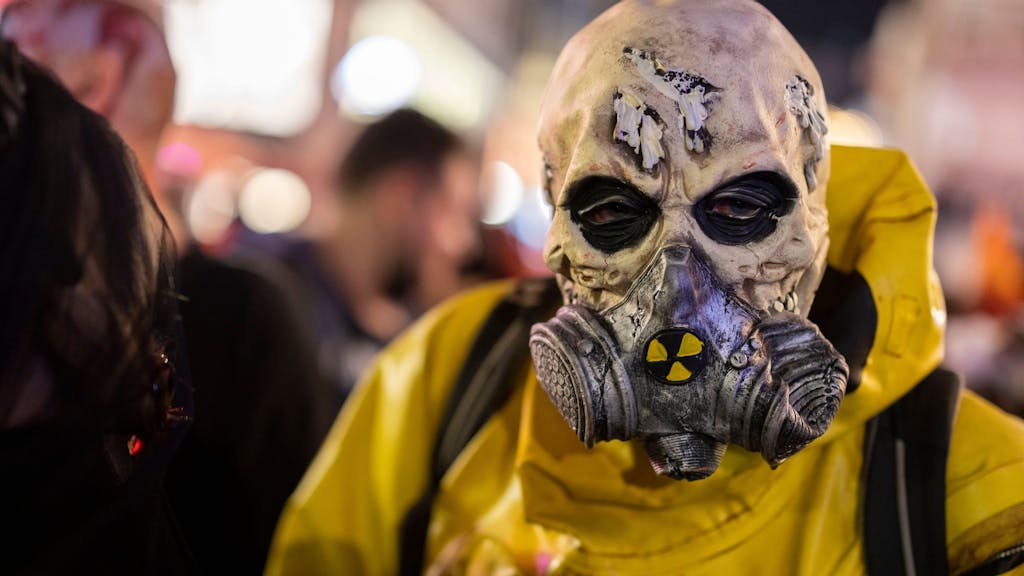 Ein Mann mit Totenschädel und Gasmaske verkleidet zu Halloween in NRW