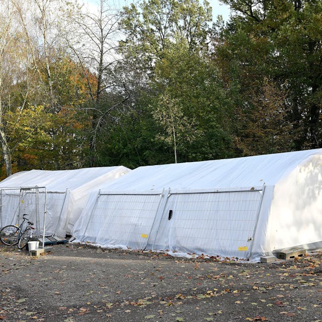 Die Zelte am Freiherr-vom-Stein Schulzentrum, die wochenlang als Flüchtlingsunterkünfte dienten, werden zurzeit nicht mehr gebraucht.