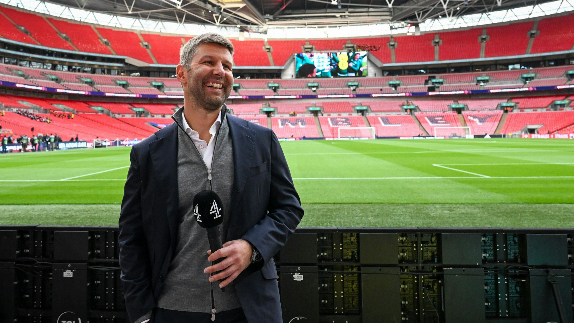 Thomas Hitzlsperger steht mit einem Mikrofon in der Hand im Wembley-Stadion.