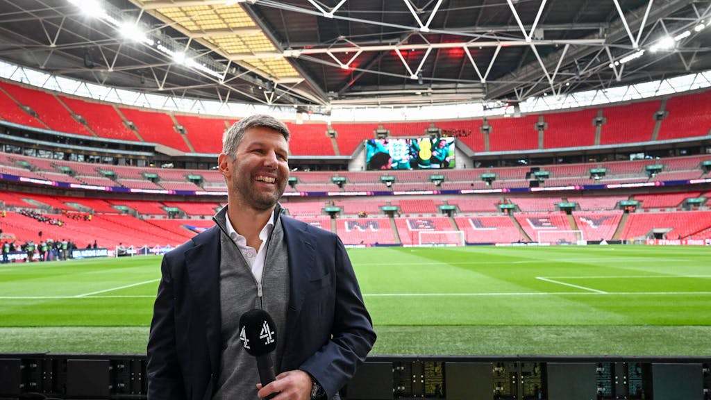 Thomas Hitzlsperger steht mit einem Mikrofon in der Hand im Wembley-Stadion.