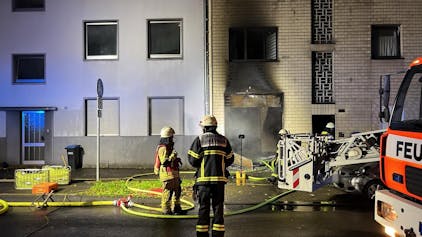 Die Kölner Feuerwehr ist am Dienstagabend (31. Oktober) bei einem Brand an einem Mehrfamilienhaus in Köln-Humboldt/Gremberg im Einsatz.
