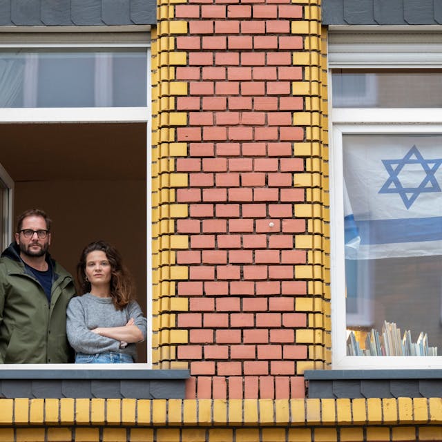 Im Bild sind Lynn Busch und Hannes Kleinknecht im linken Fenster zu sehen, im rechten Fenster eine Israel-Flagge.