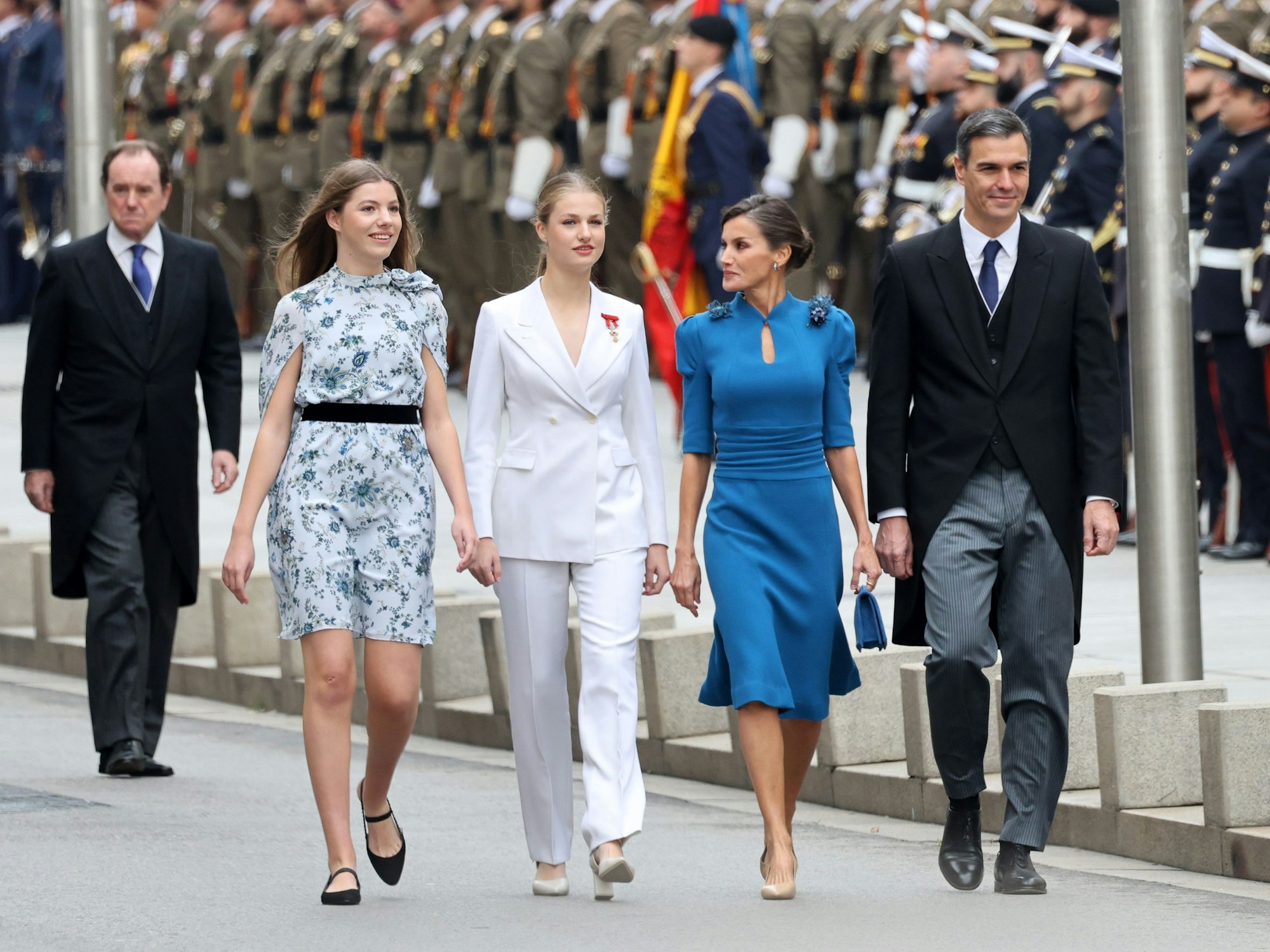 Infantin Sofia (vorne, l-r), Prinzessin Leonor, Königin Letizia und Pedro Sanchez, Ministerpräsident von Spanien, treffen vor der Vereidigung der Verfassung vor den Cortes Generales ein.