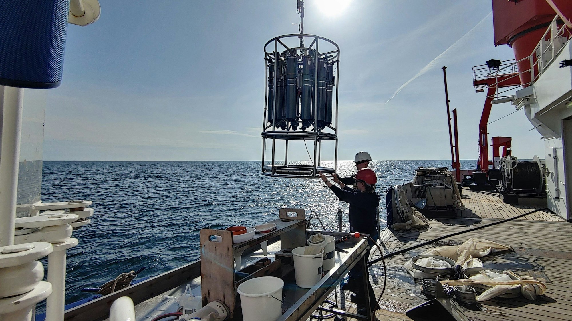 Ostsee: Ein Kranzwasserschöpfer wird von Bord des Forschungsschiffs „Alkor“des  GEOMAR-Helmholtz-Zentrums für Ozeanforschung Kiel in der Ostsee ausgebracht.