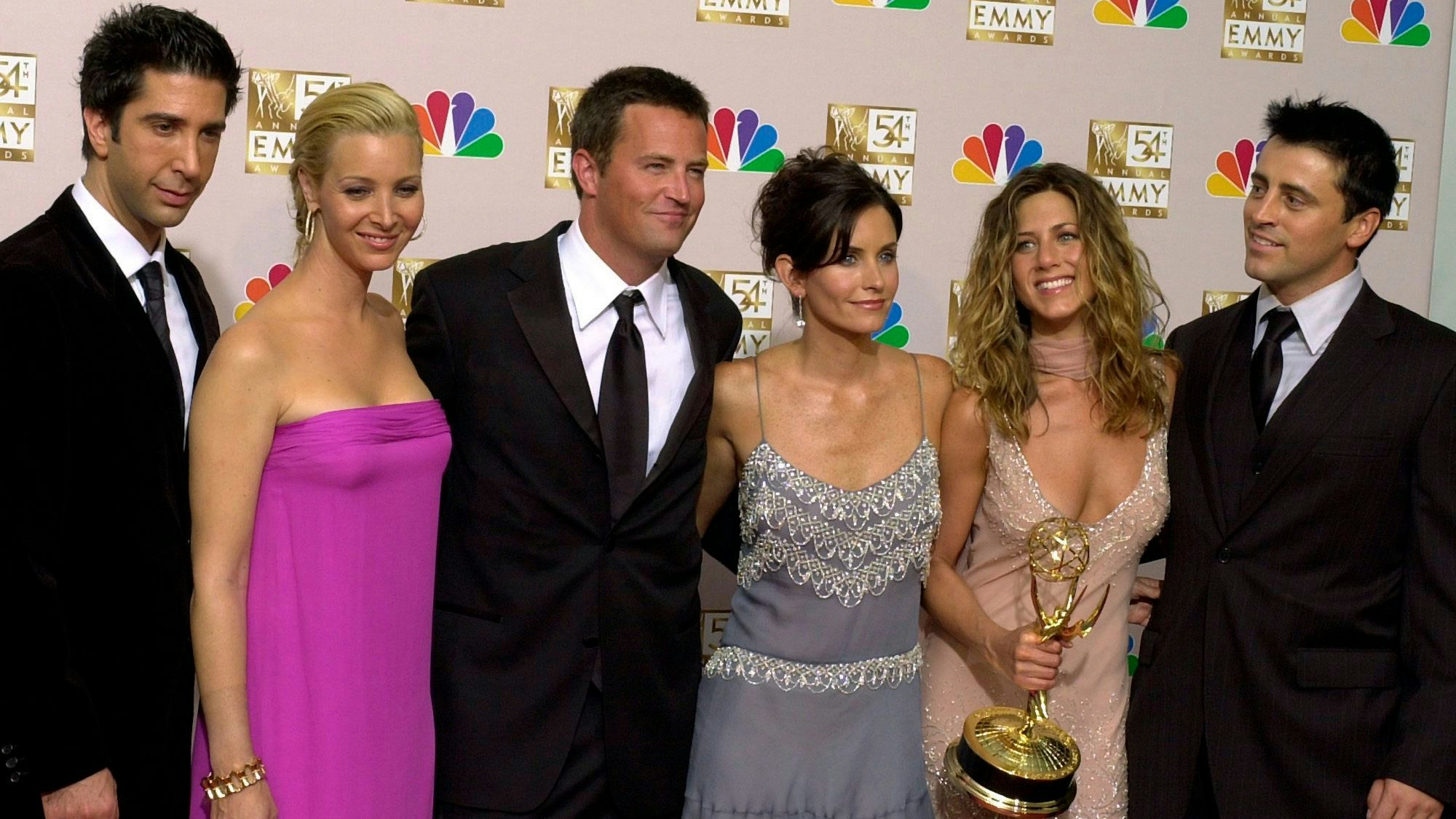 David Schwimmer (l-r), Lisa Kudrow, Matthew Perry, Courteney Cox, Jennifer Aniston und Matt LeBlanc stehen zusammen, nachdem «Friends» bei den 54. Primetime Emmy Awards den Preis für die beste Comedy-Serie gewonnen hat.