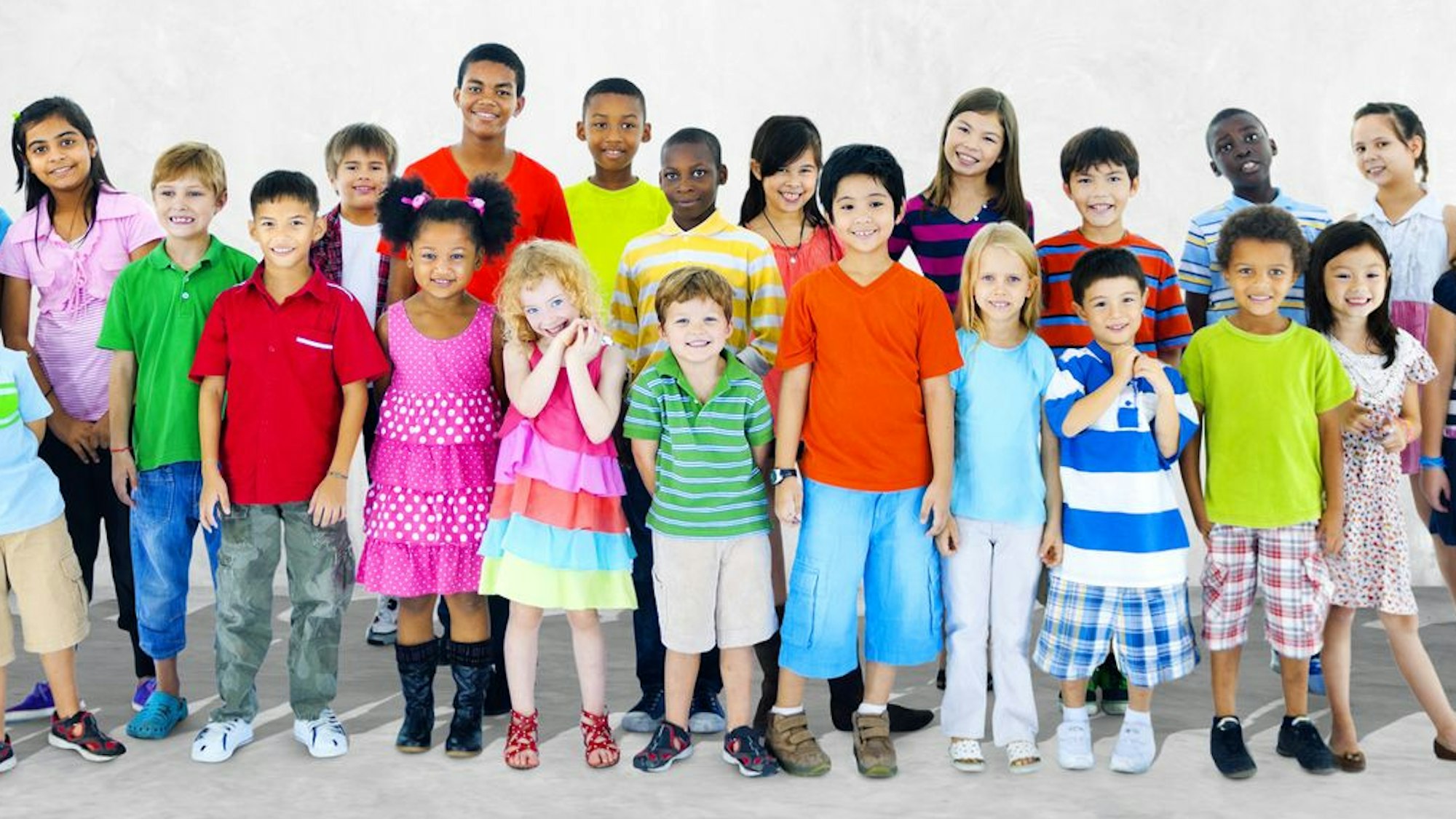 Eine große Gruppe von Kindern aus verschiedenen Herkunftsländern steht zusammen.