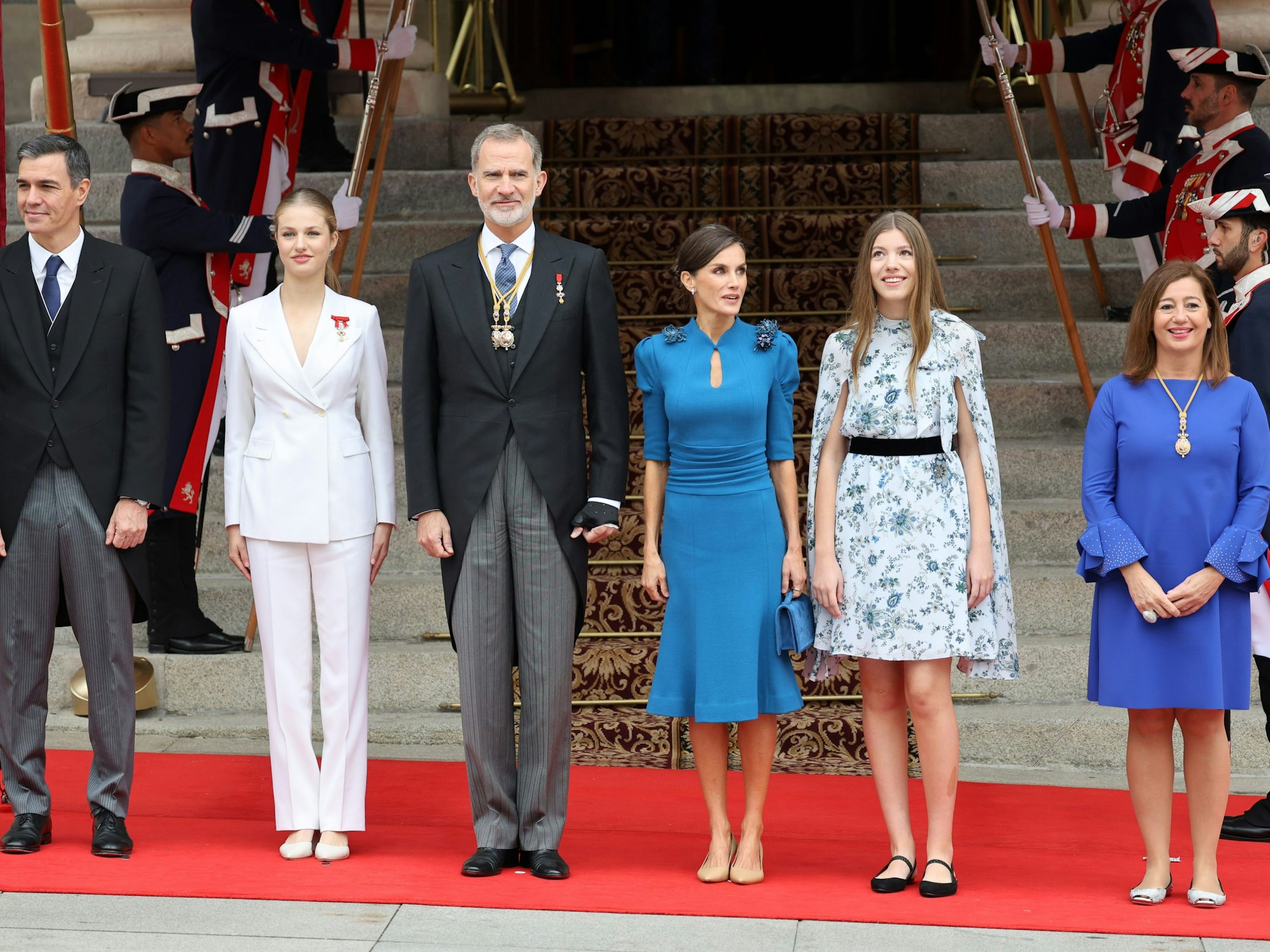 Pedro Sanchez (l-r), Ministerpräsident von Spanien, Prinzessin Leonor von Spanien, König Felipe von Spanien, Königin Letizia von Spanien, Infantin Sofia von Spanien, und Francina Armengol, Präsidentin des Abgeordnetenhauses.