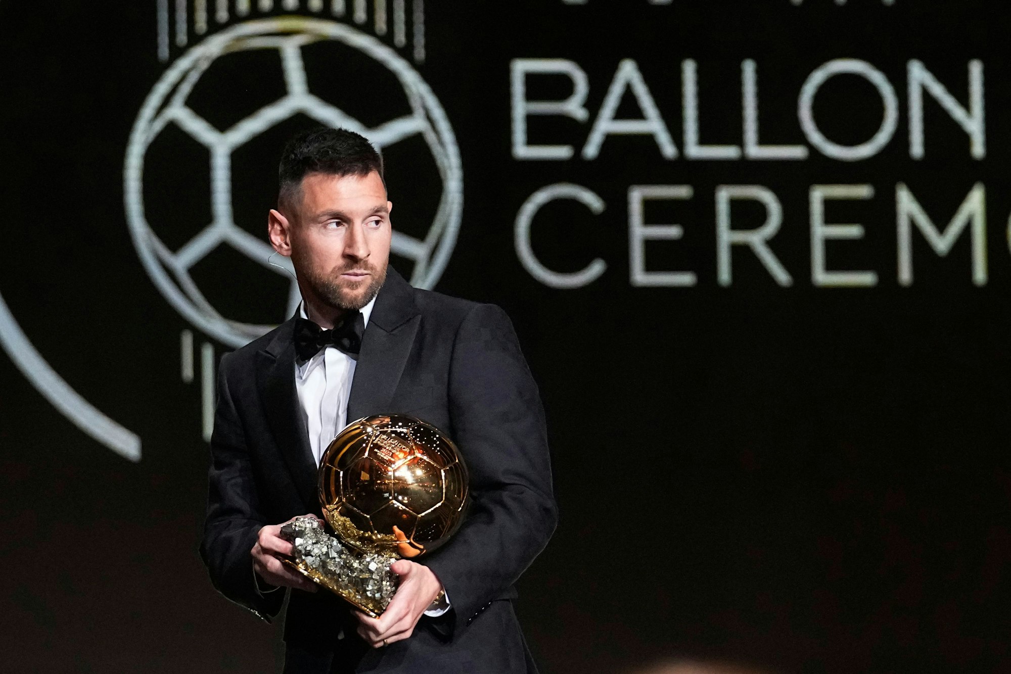 Lionel Messi hält den Ballon d'Or während der Verleihung des 67. Ballon d'Or im Theatre du Chatelet.