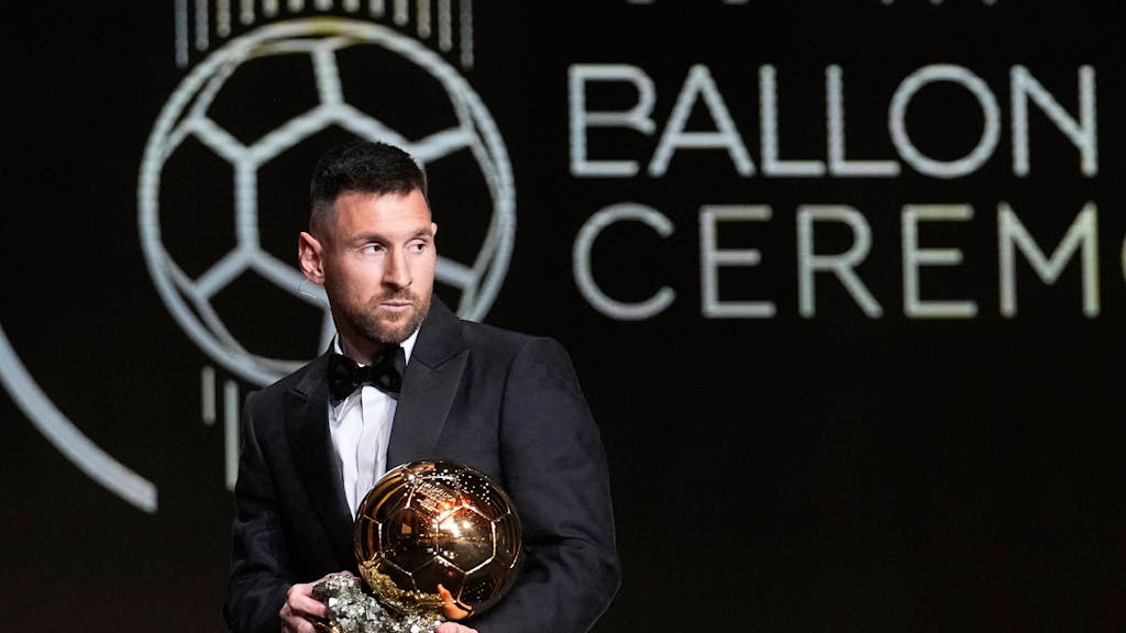 Lionel Messi hält den Ballon d'Or während der Verleihung des 67. Ballon d'Or im Theatre du Chatelet.