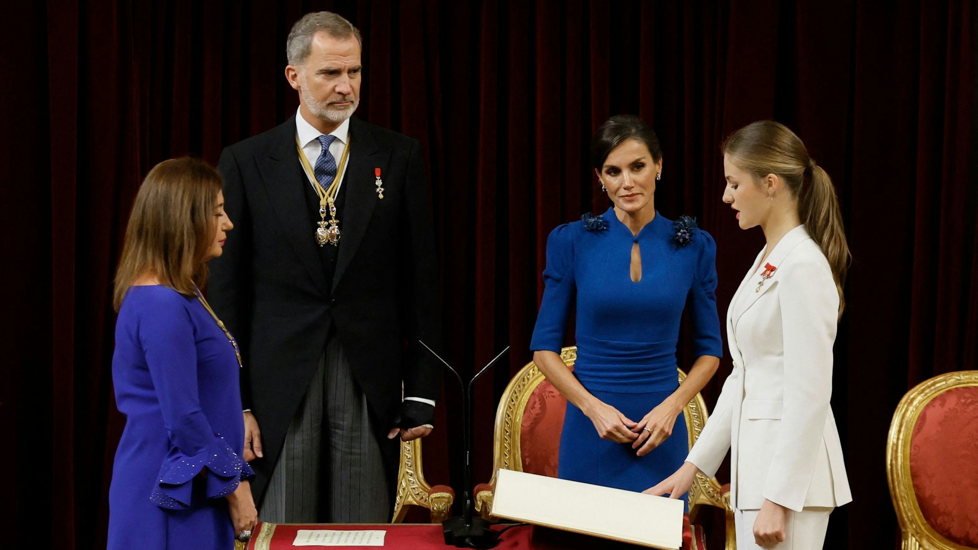 Die spanische Kronprinzessin Leonor von Asturien (r) bei ihrer Vereidigung unter den wachsamen Augen ihrer Eltern König Felipe und Königin Letizia. Links die Präsidentin des Kongresses Francina Armengol.