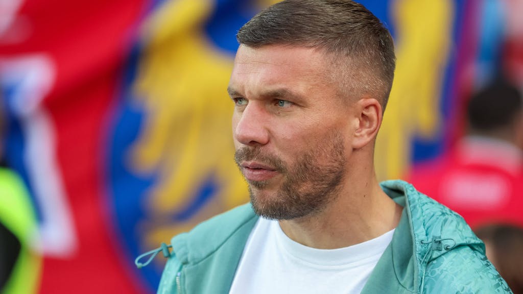 Lukas Podolski steht beim Spiel am Rande des Platzes.