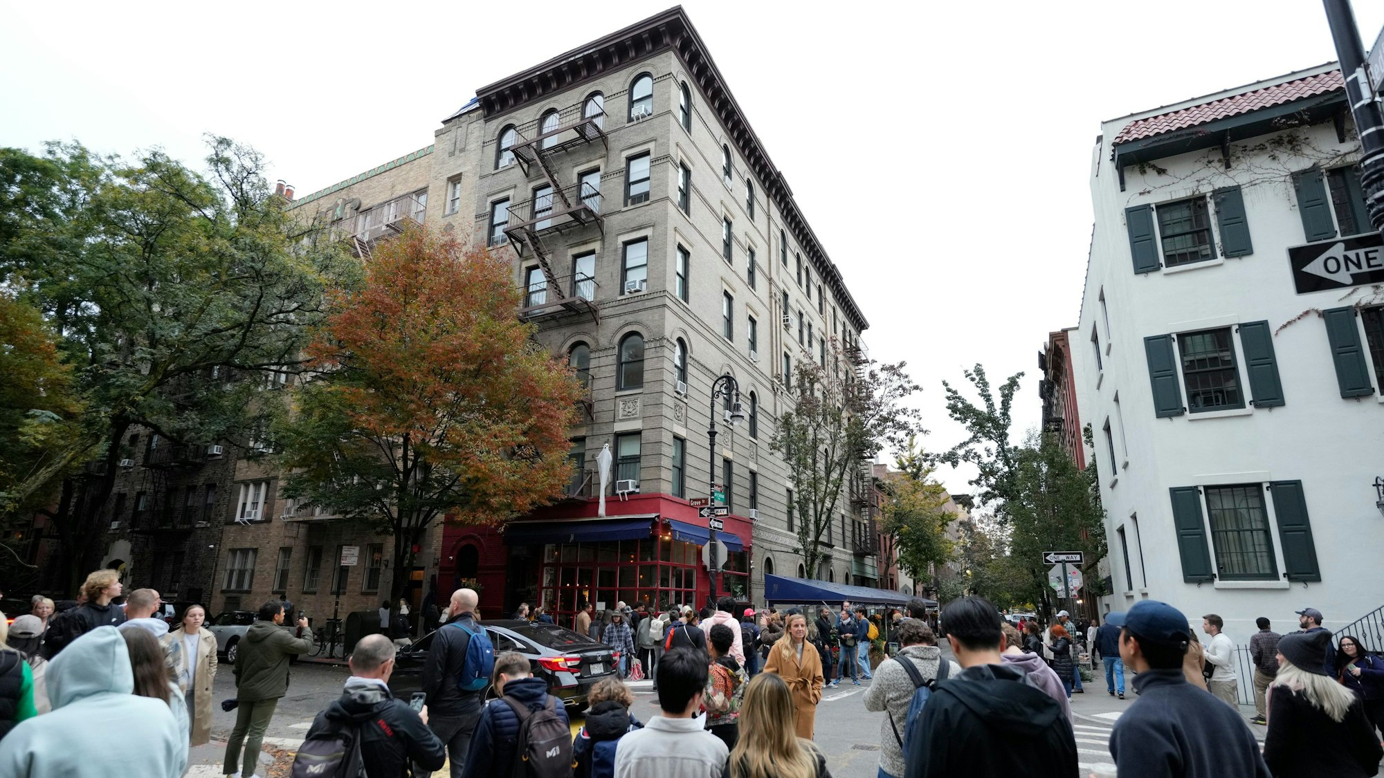 Menschen versammeln sich an einer behelfsmäßigen Gedenkstätte für Matthew Perry vor dem «Friends»-Haus, einem Gebäude, das in Außenaufnahmen der Fernsehserie "Friends" zu sehen ist.