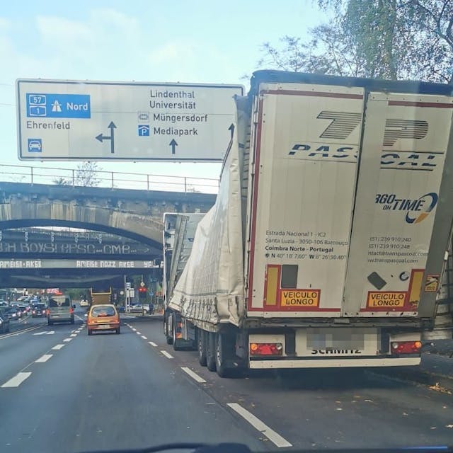 Wieder einmal ist ein Lastwagen an der Brücke an der Inneren Kanalstraße hängengeblieben.