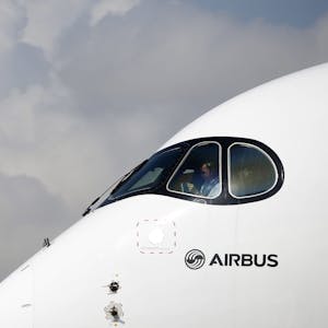 Ein Pilot sitzt im Cockpit eines Airbus A350 XWB, der auf der Airshow in Singapur präsentiert wird.