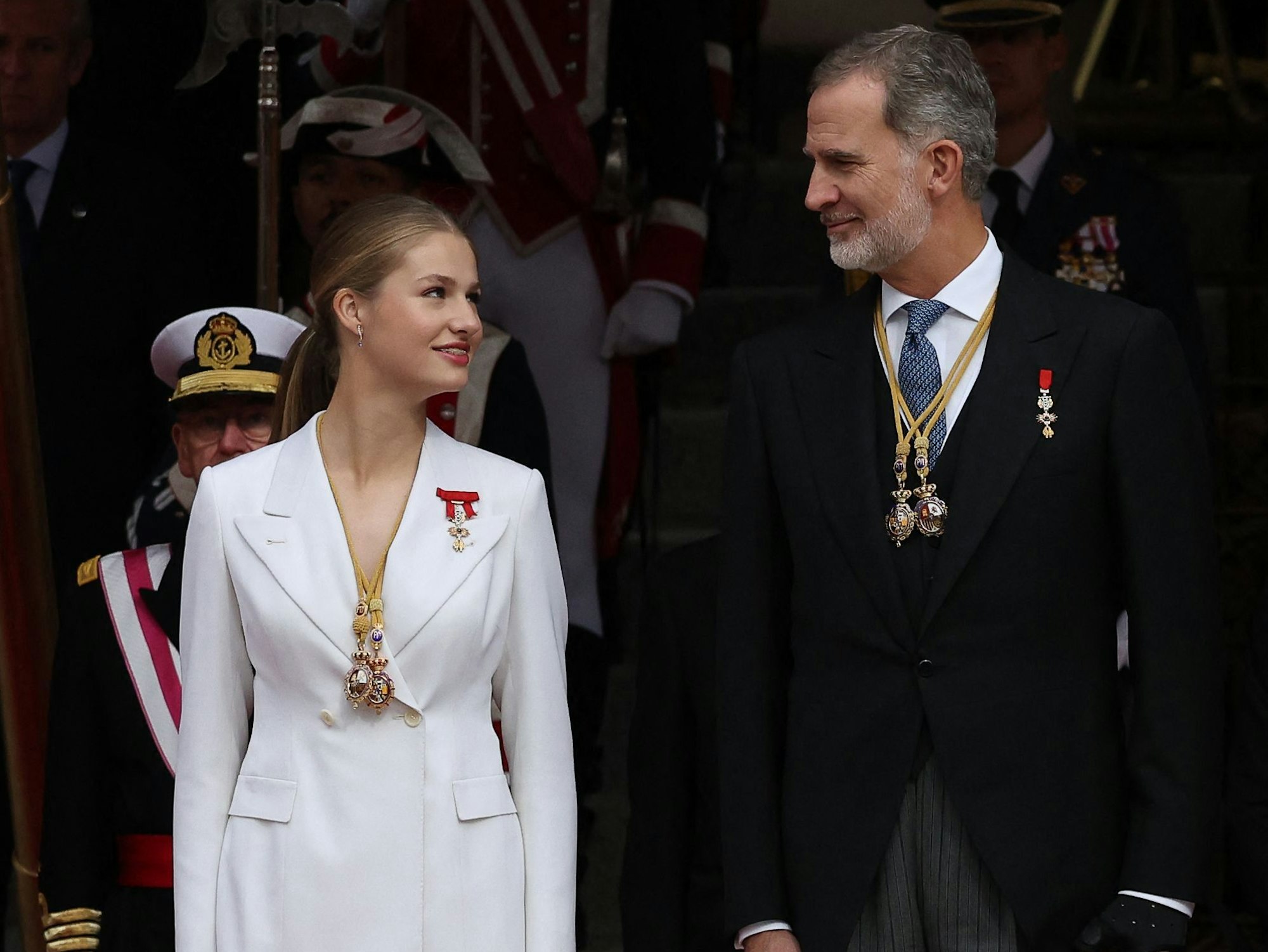 Prinzessin Leonor mit ihrem Vater, dem spanischen König Felipe VI, bei einer Militärparade nach ihrer Vereidigung auf die Verfassung.
