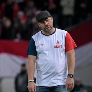 Geknickt nach dem Pokal-Aus: FC-Trainer Steffen Baumgart in Kaiserslautern