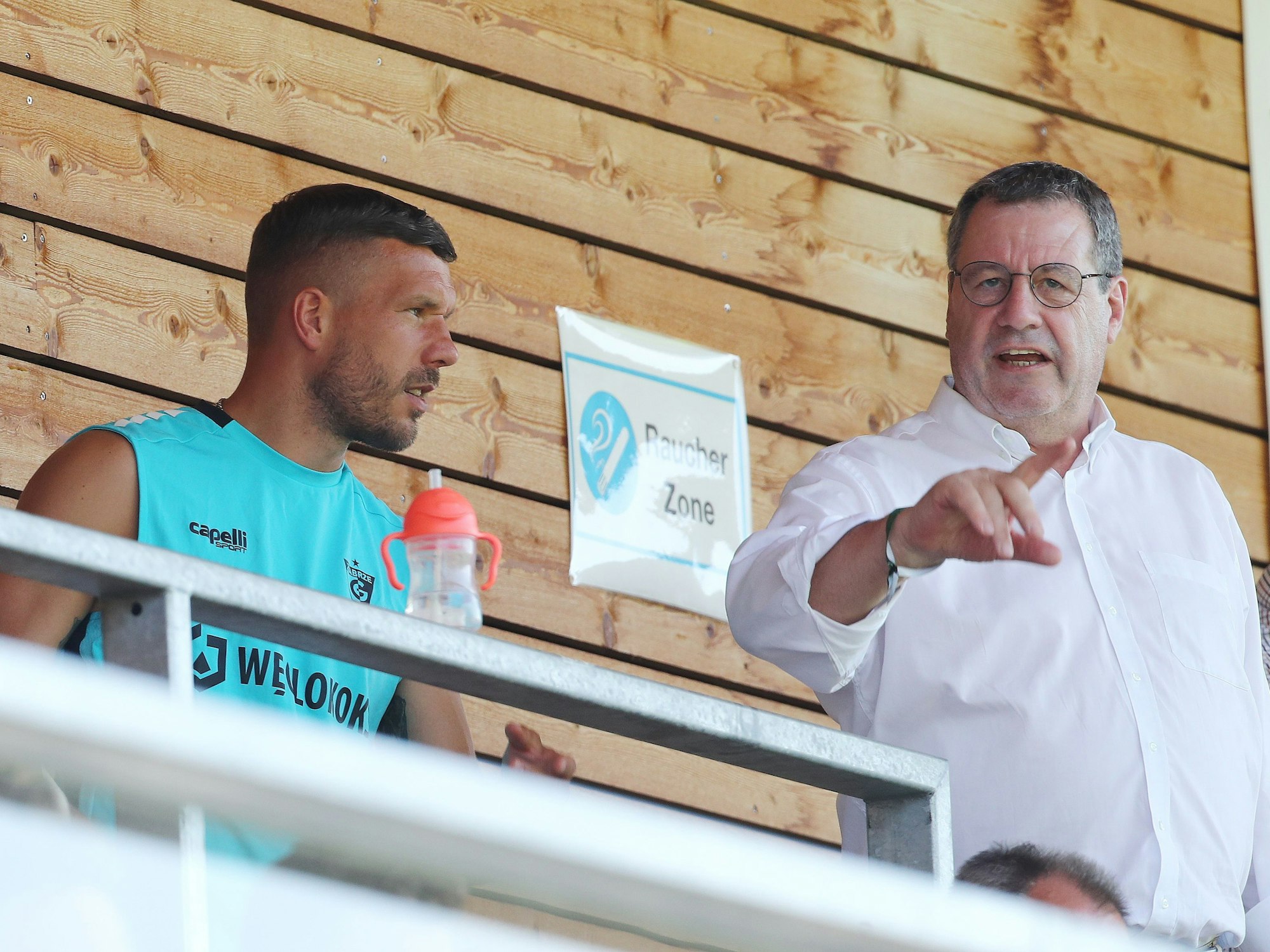 Lukas Podolski (Zabrze) spricht mit Werner Wolf (1. FC Köln).









