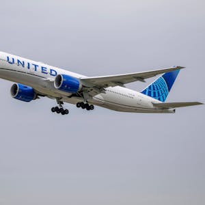Eine Boeing 777 der US-amerikanischen Fluggesellschaft United Airlines mit weiß-blauer Markierung beim Start. Eine Maschine auf dem Weg nach Hawaii hat über dem Pazifik einen Notfall gemeldet. (Symbolbild)