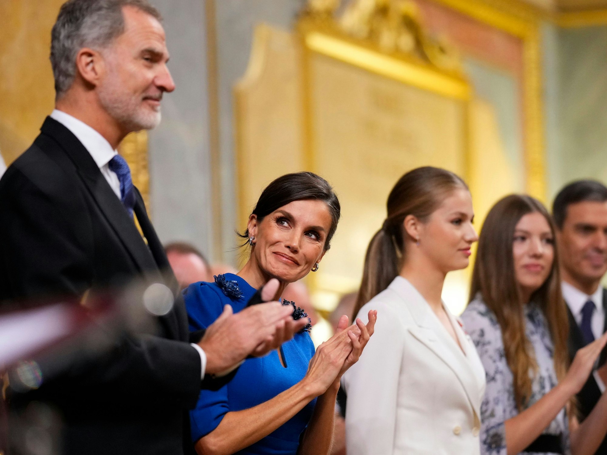 Prinzessin Leonor (m) erhält den Beifall von ihrem Vater, König Felipe VI. (l-r), Königin Letizia und ihrer Schwester Sofia, nachdem sie ihren Eid auf die Verfassung abgelegt hat.
