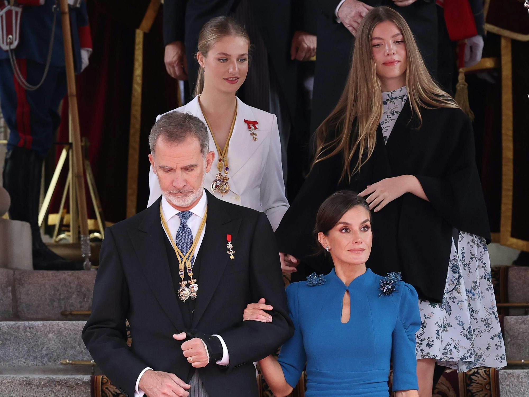Kronprinzessin Leonor (hinten links), Prinzessin Sofia (hinten rechts), König Felipe VI (links) und Königin Letizia.