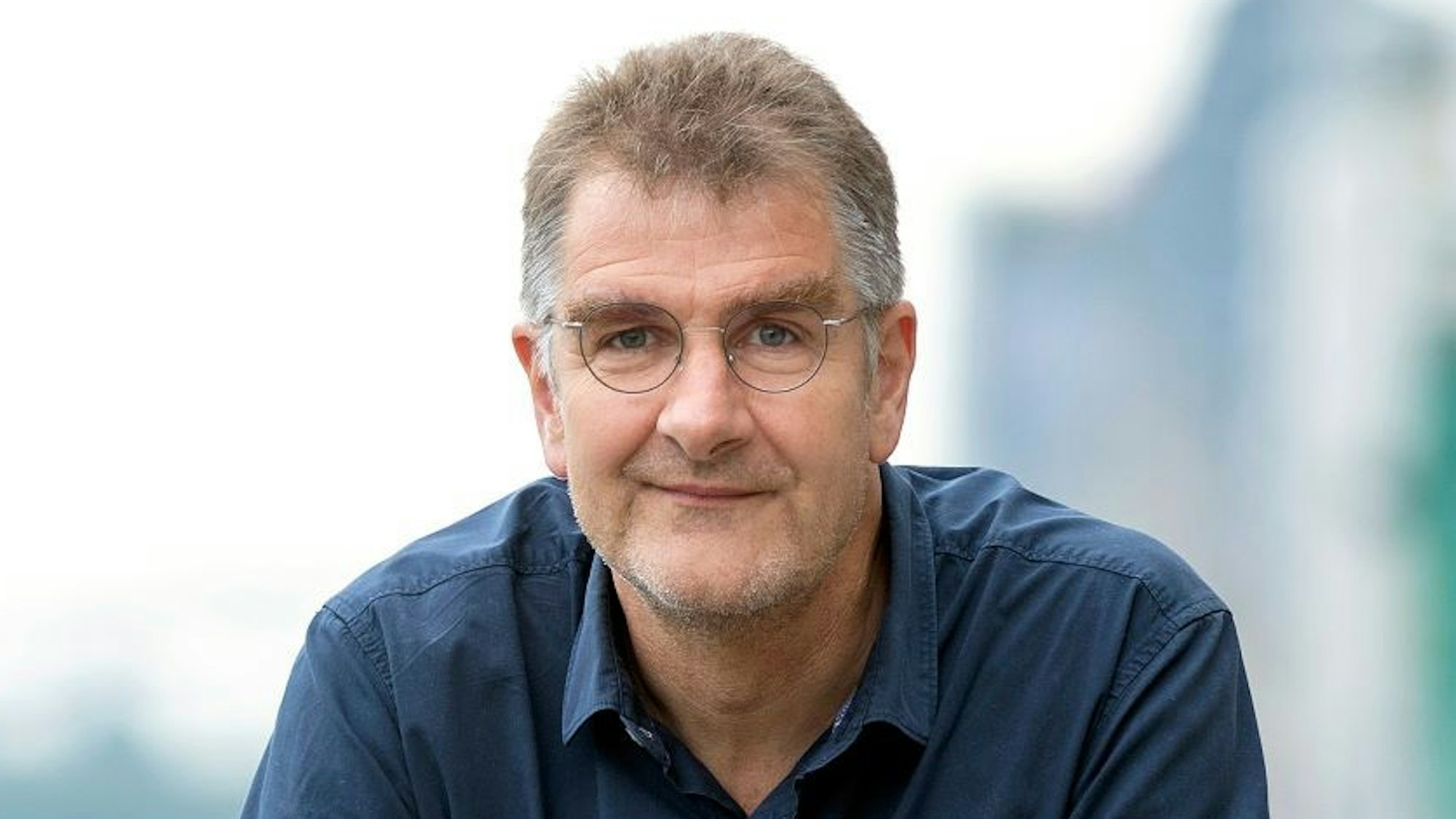 Jürgen Wiebicke guckt in die Kamera und lächelt.