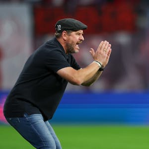 Kölns Trainer Steffen Baumgart reagiert am Spielfeldrand.