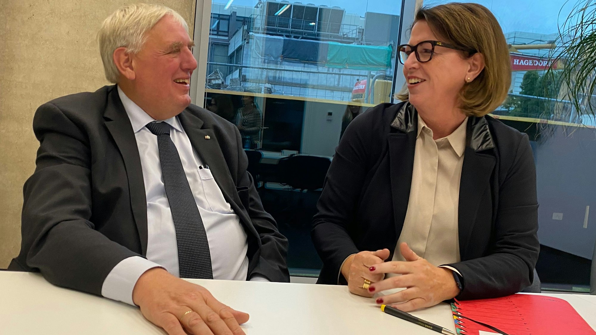 Arbeitsminister Karl-Josef Laumann im Gespräch mit Ulla Thönnissen, der Geschäftsführerin der Region Aachen.