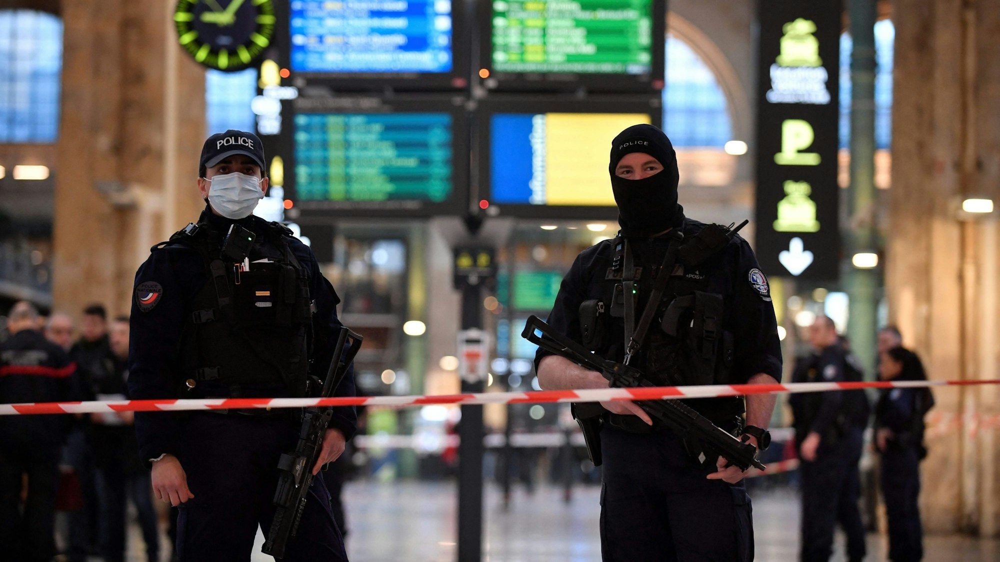 Französische Polizisten stehen in einem abgesperrten Bereich des Pariser Bahnhofs Gare du Nord Wache.