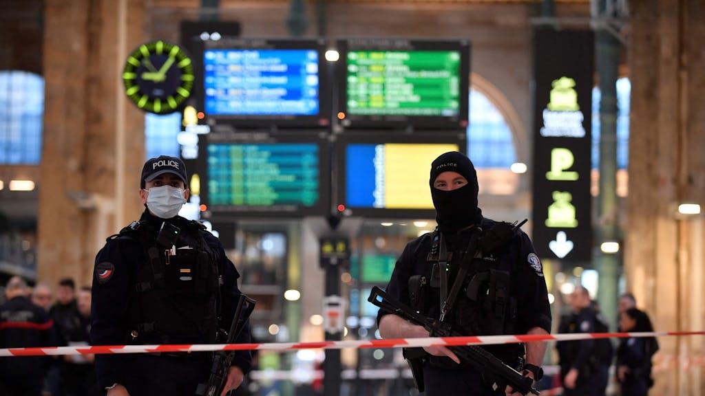 Französische Polizisten stehen in einem abgesperrten Bereich des Pariser Bahnhofs Gare du Nord Wache.