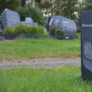 Eine Grabstele mit der Aufschrift Urnenwiese auf dem Bergfriedhof in Waldbröl.