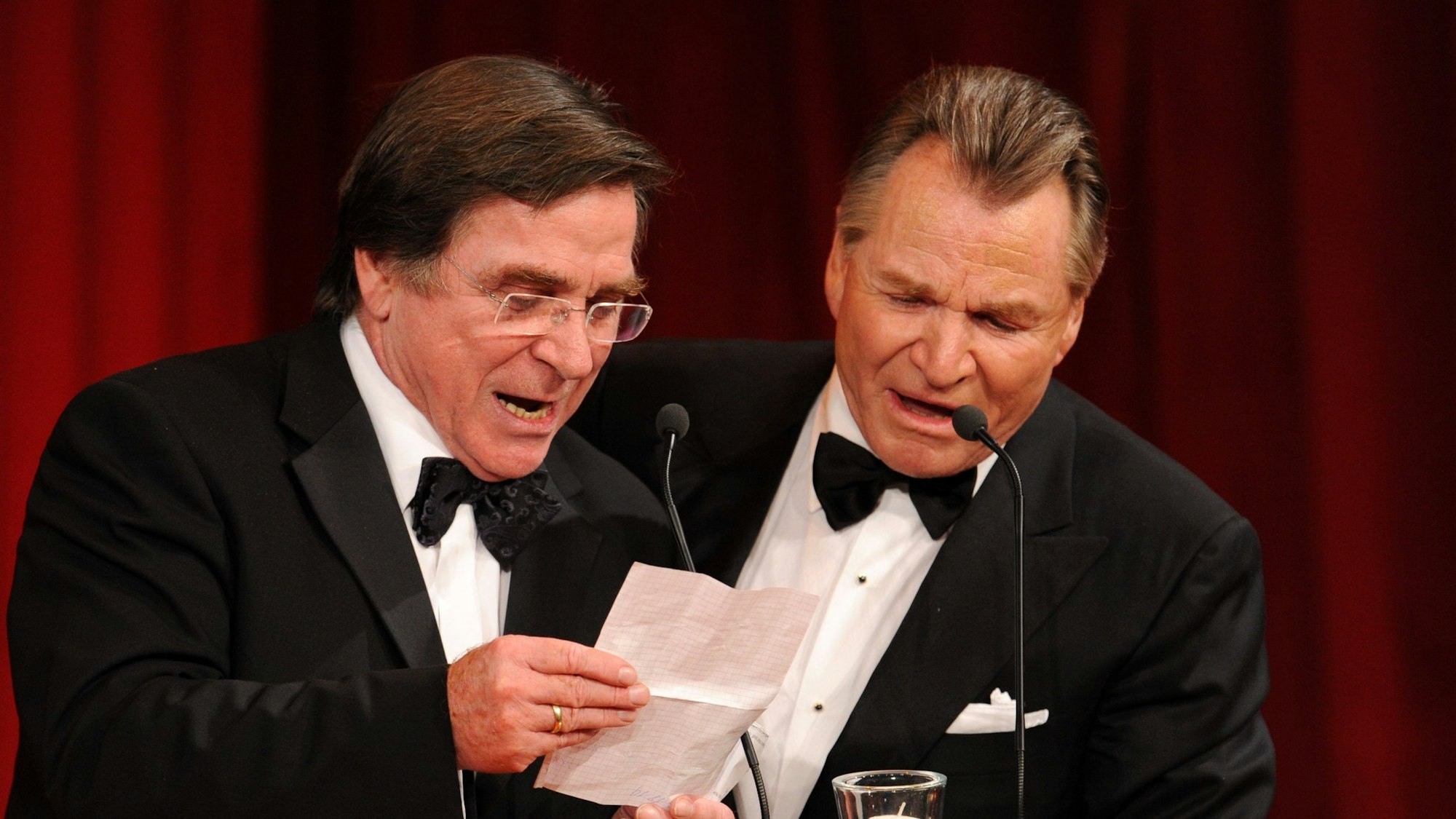 Die Schauspieler-Brüder Elmar (l) und Fritz Wepper bedanken sich bei der Verleihung des Deutschen Entertainment-Preises DIVA 2009. (Archivfoto)
