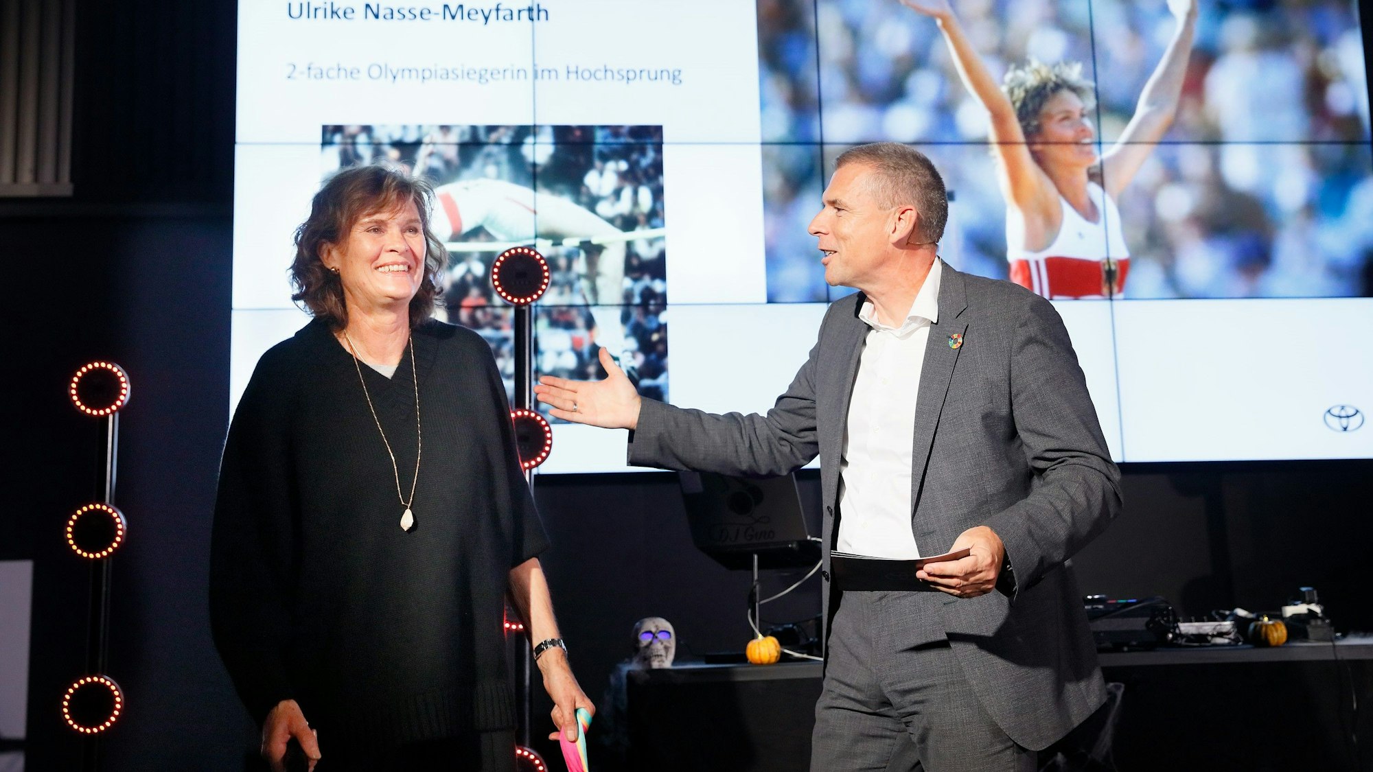 Ulrike Nasse-Meyfarth mit Toyota-Boss André Schmidt.