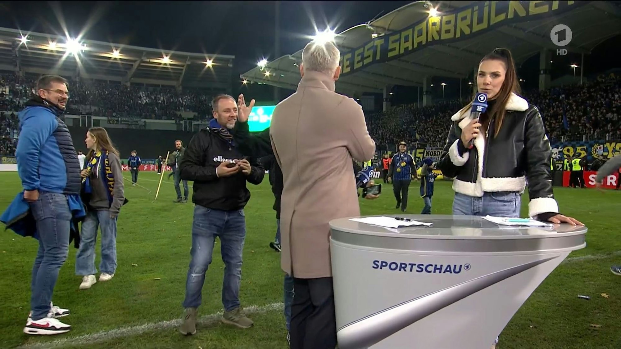 Mitten in der Live-Übertragung der ARD klatschte Bastian Schweinsteiger mit zwei Fans des 1. FC Saarbrücken ab.